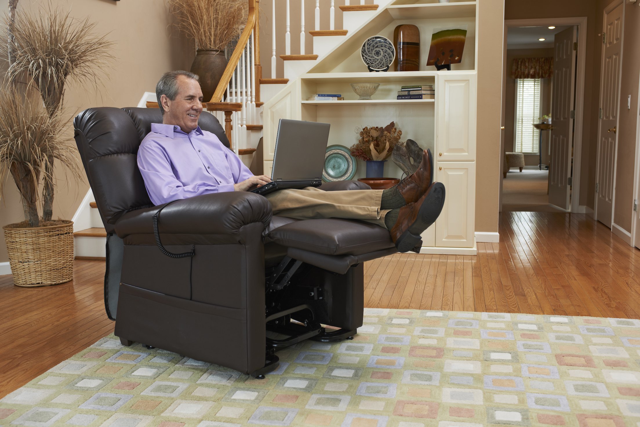 Man relaxing in the Cloud lift chair recliner